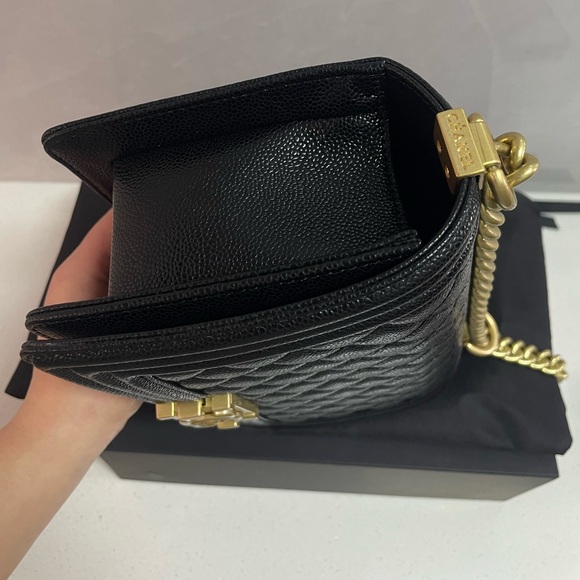 Elegant Black Quilted Crossbody Bag with Gold Hardware - Picture 5 of 10